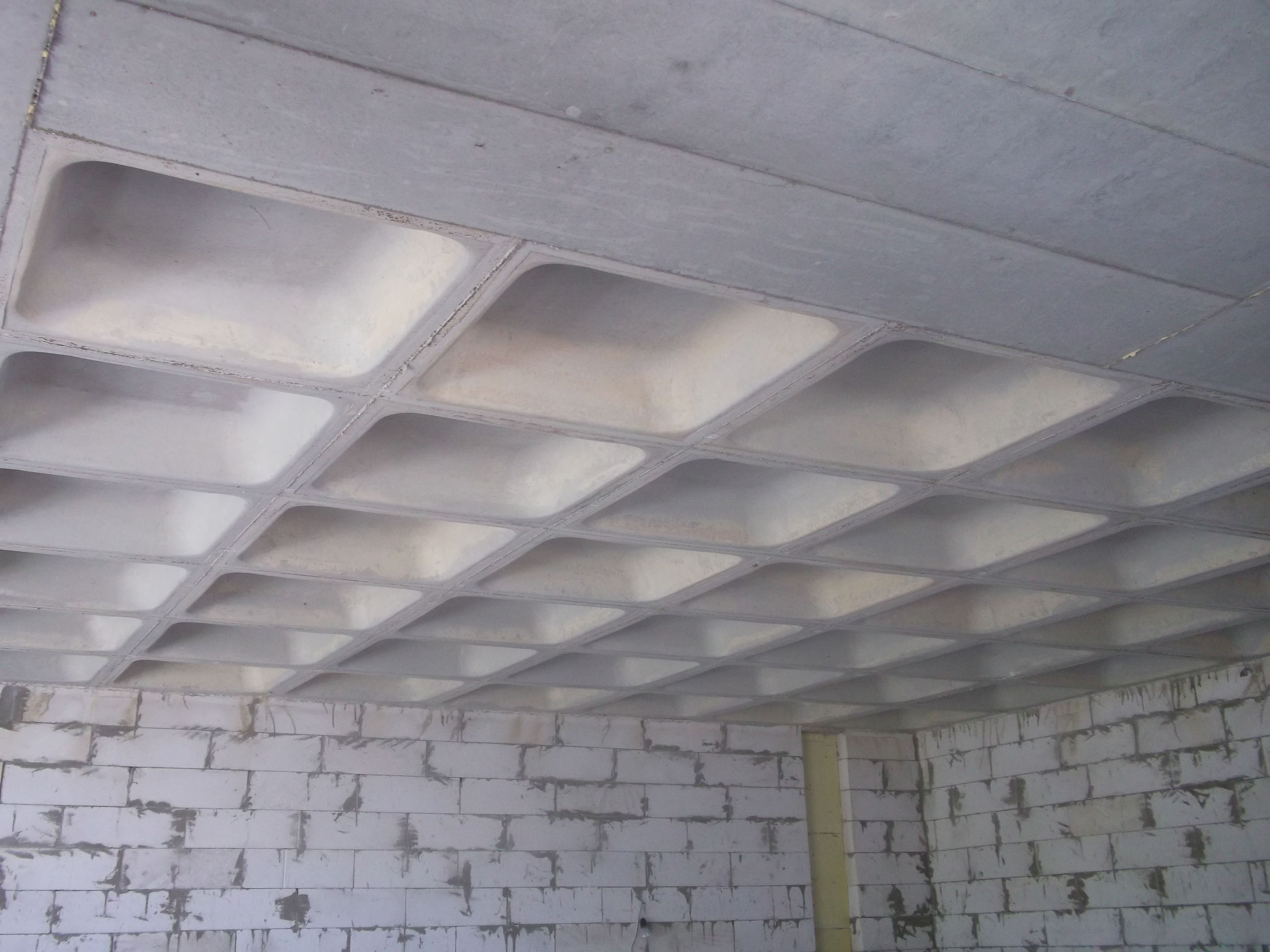 Потолок в домашних условиях - монолитный или ребристый