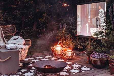 Отдых на природе: как организовать домашний кинотеатр в загородном доме?